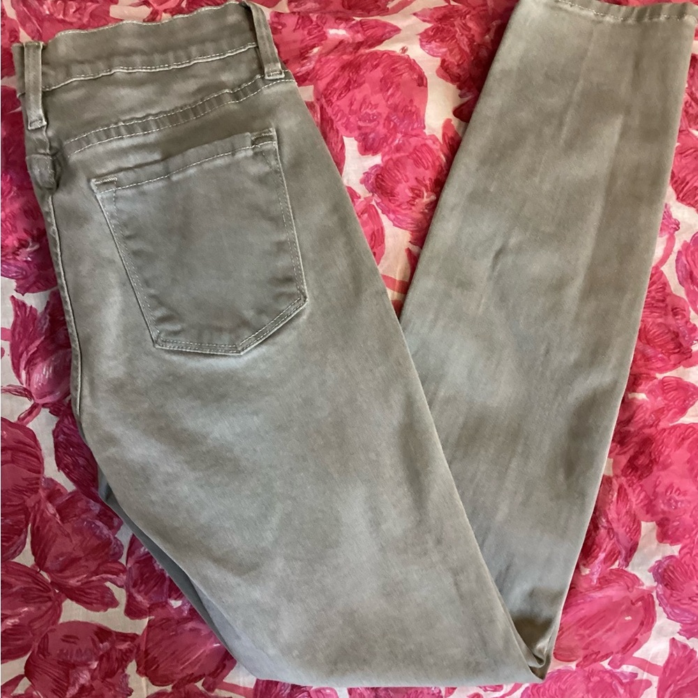 🎊 HOST PICK 🎊 🎈 Frame Premium Denim Light Gray Skinny Jeans 25